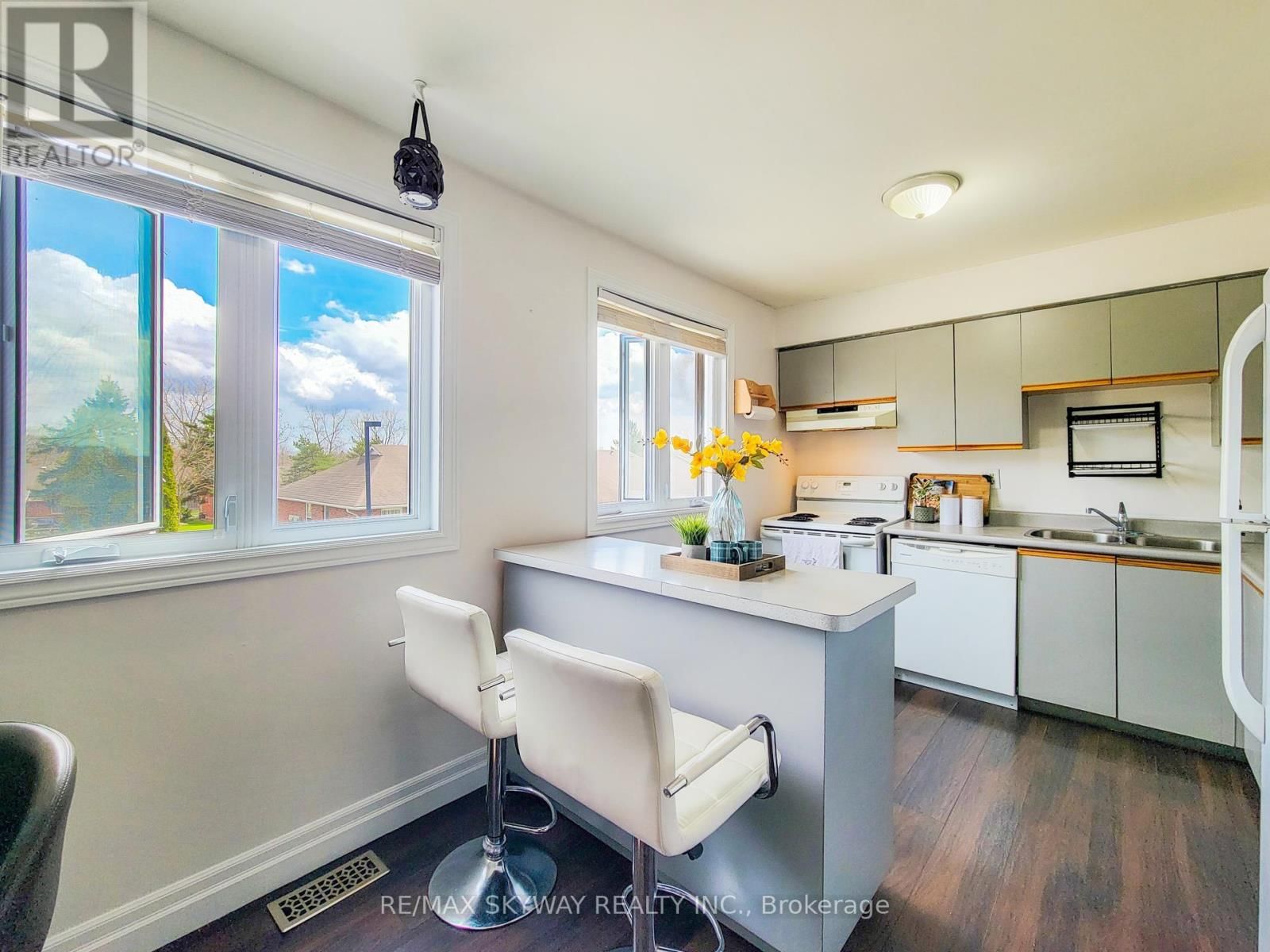 B - 56 HARRIS AVENUE Image 21