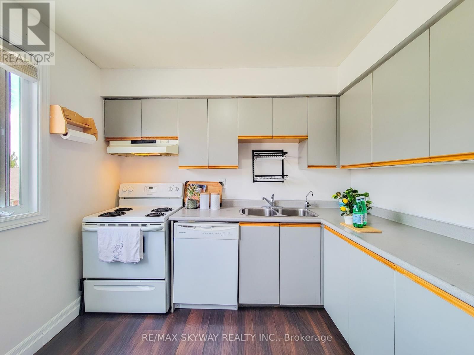 B - 56 HARRIS AVENUE Image 25