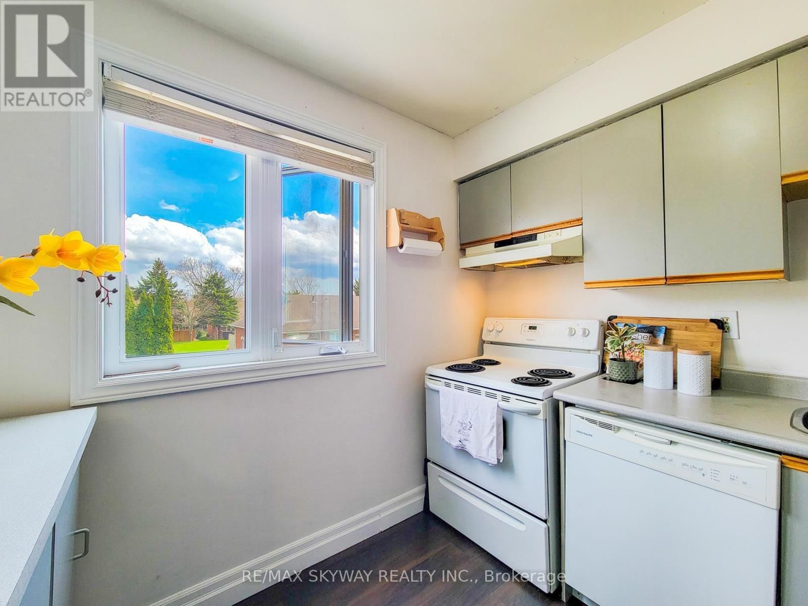 B - 56 HARRIS AVENUE Image 26