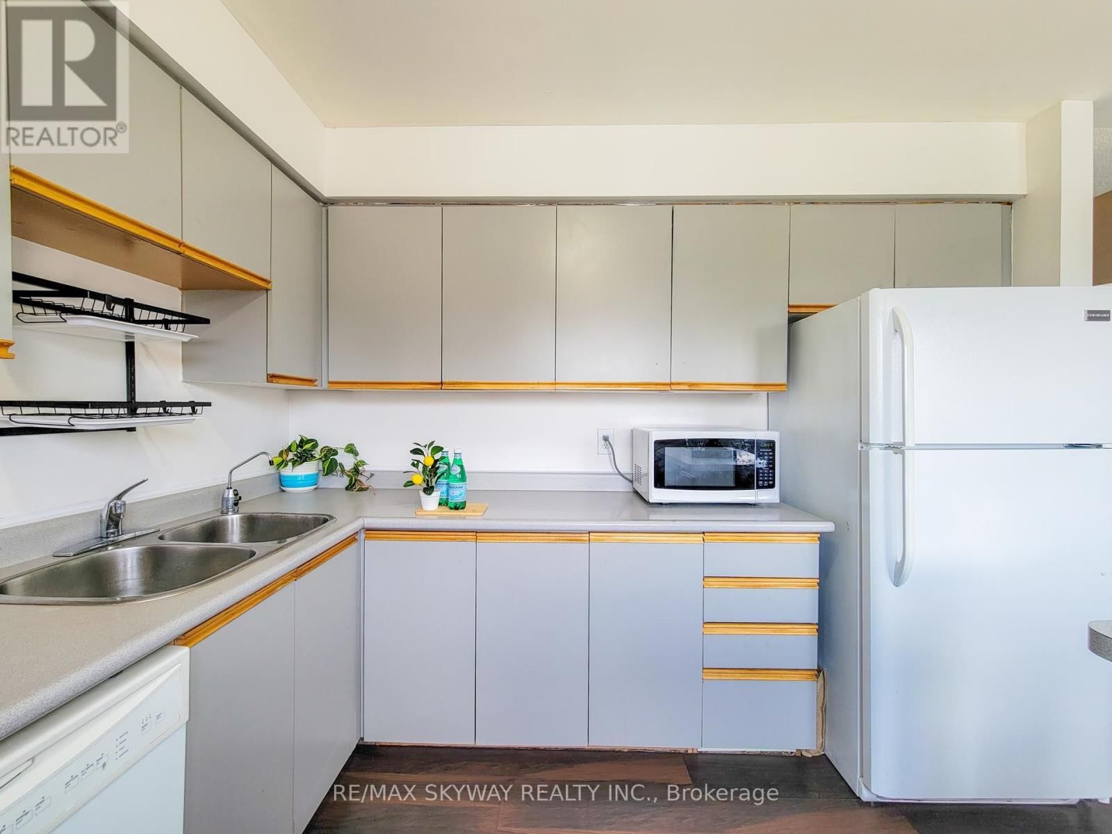 B - 56 HARRIS AVENUE Image 28