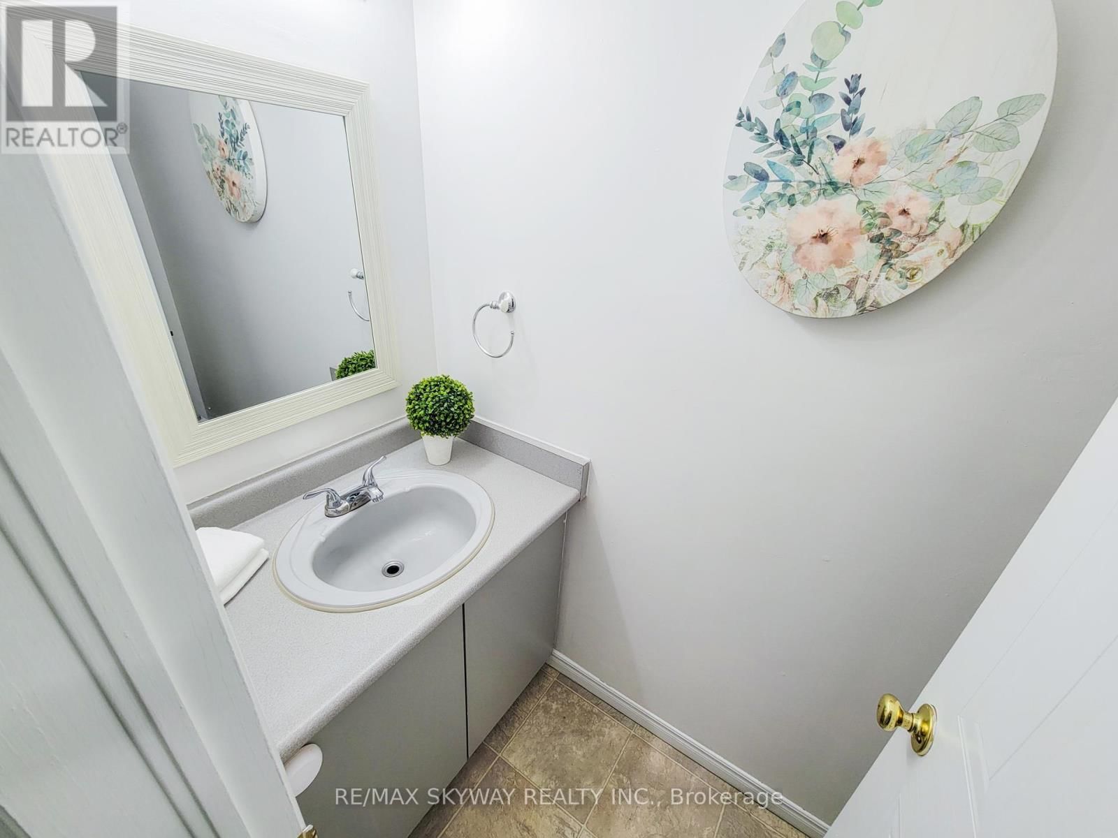 B - 56 HARRIS AVENUE Image 7