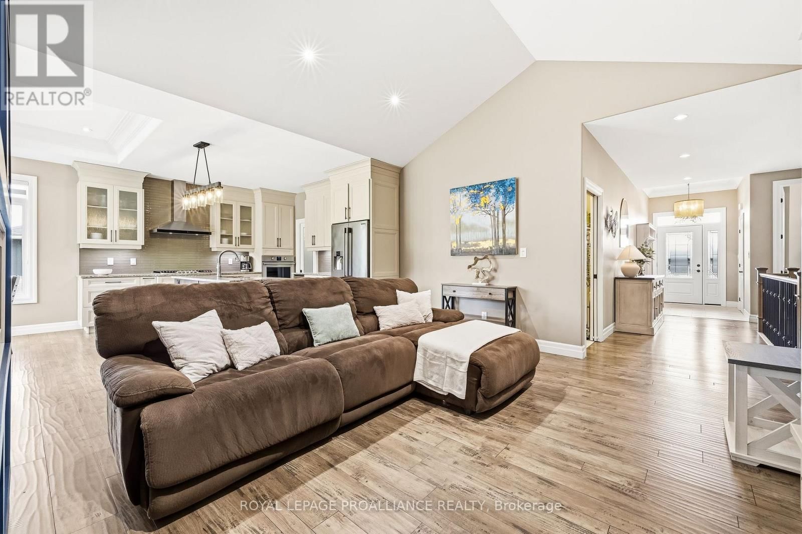 19 AUTUMN GROVE Image 12