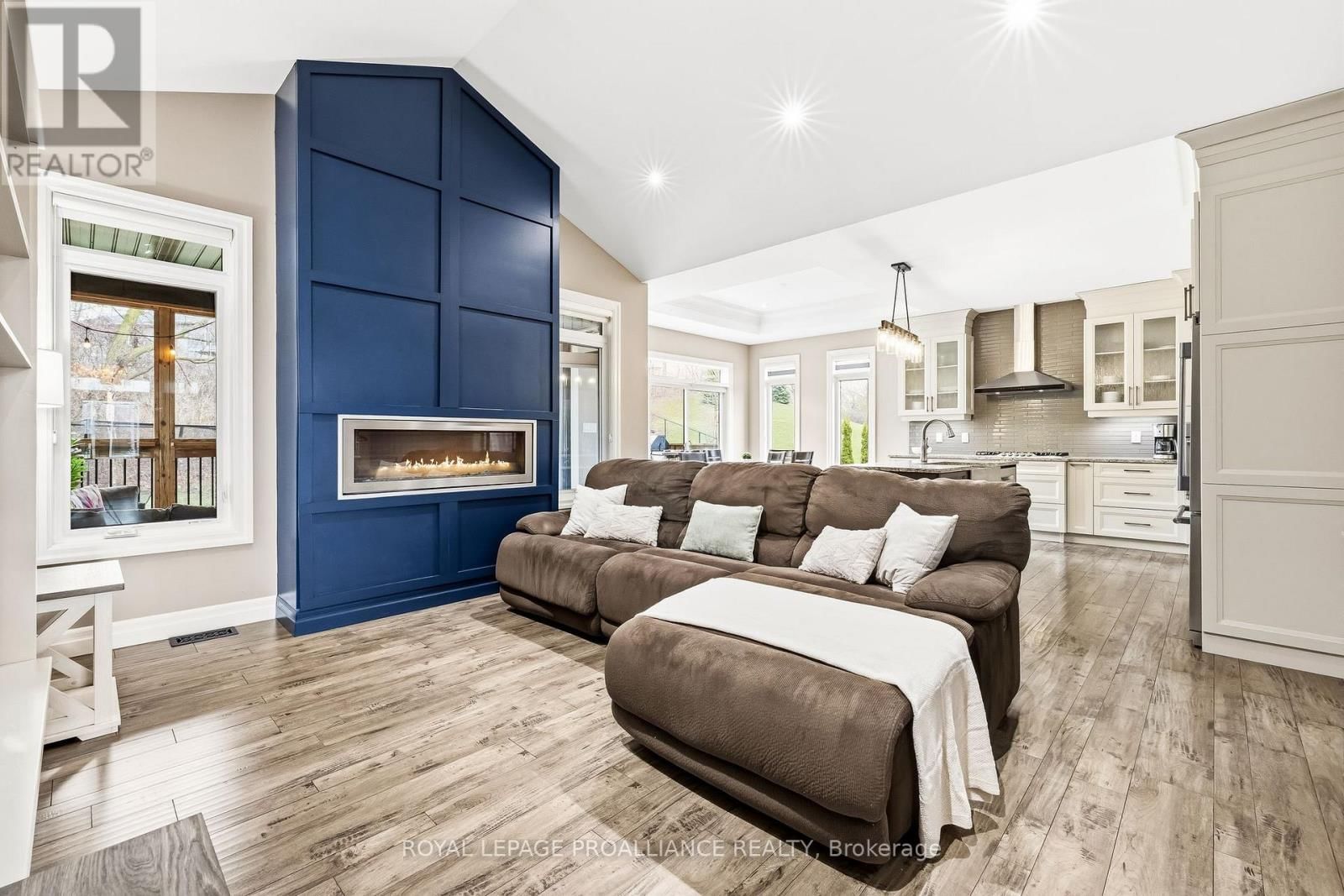 19 AUTUMN GROVE Image 13