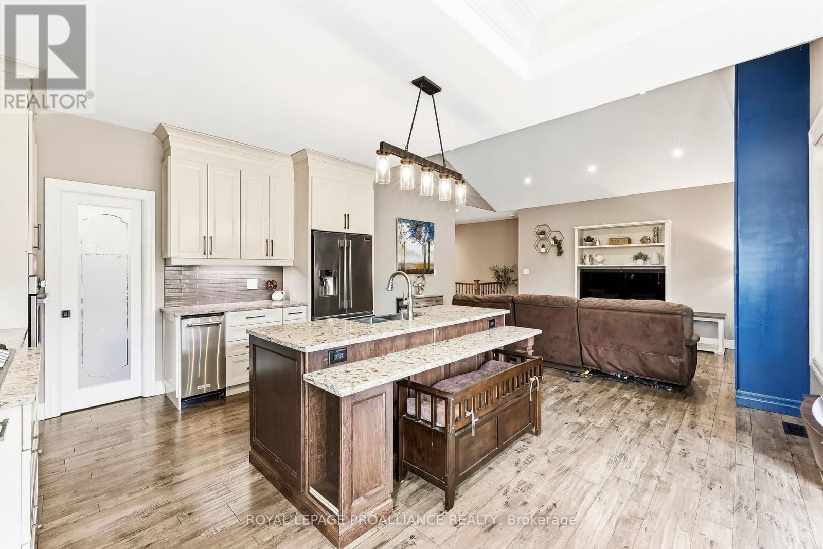 19 AUTUMN GROVE Image 17