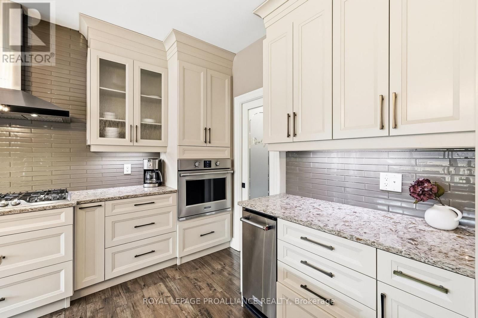 19 AUTUMN GROVE Image 18