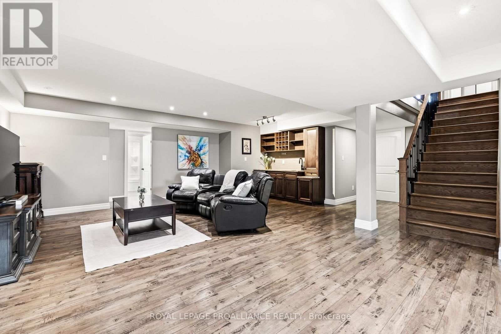 19 AUTUMN GROVE Image 33