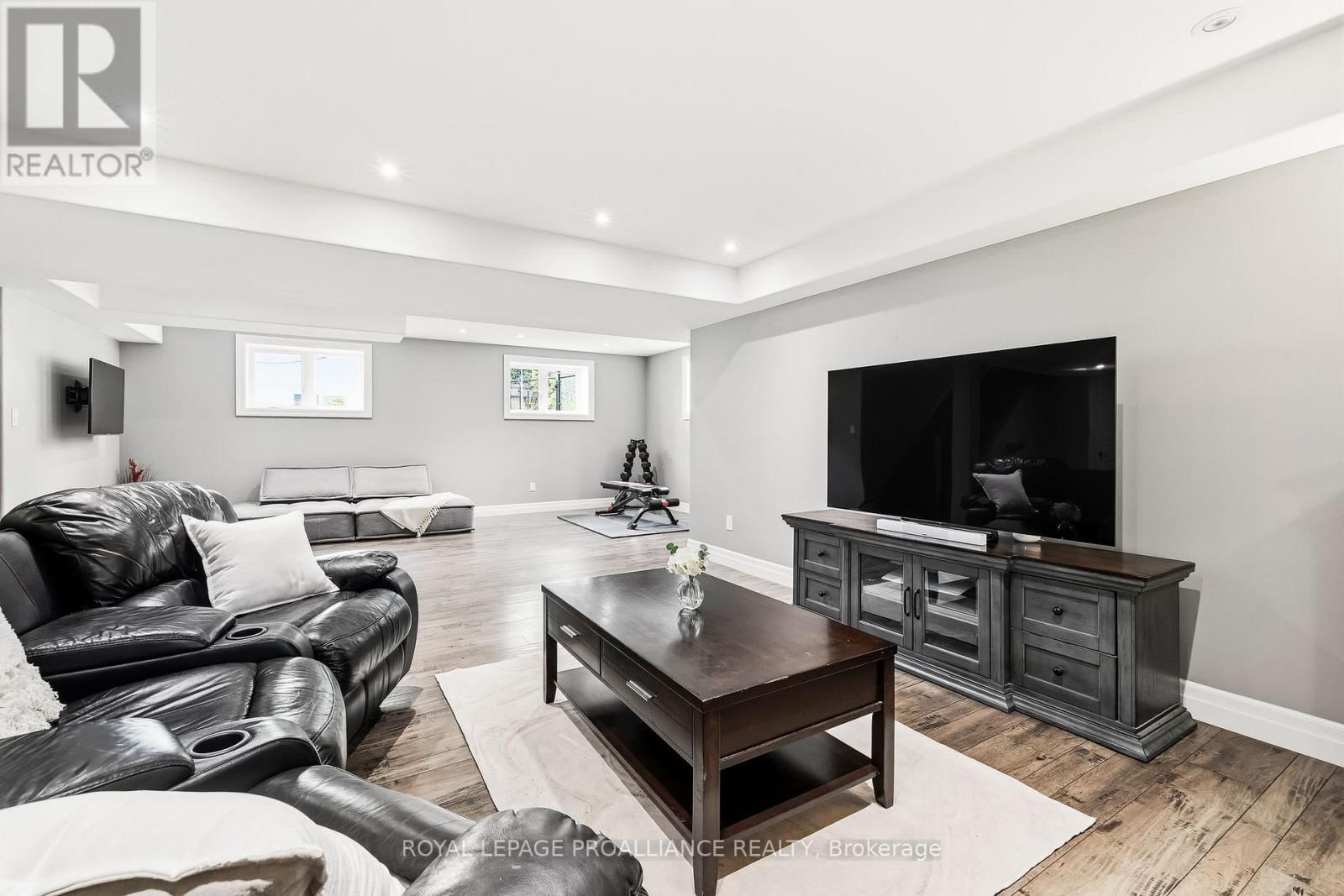 19 AUTUMN GROVE Image 34