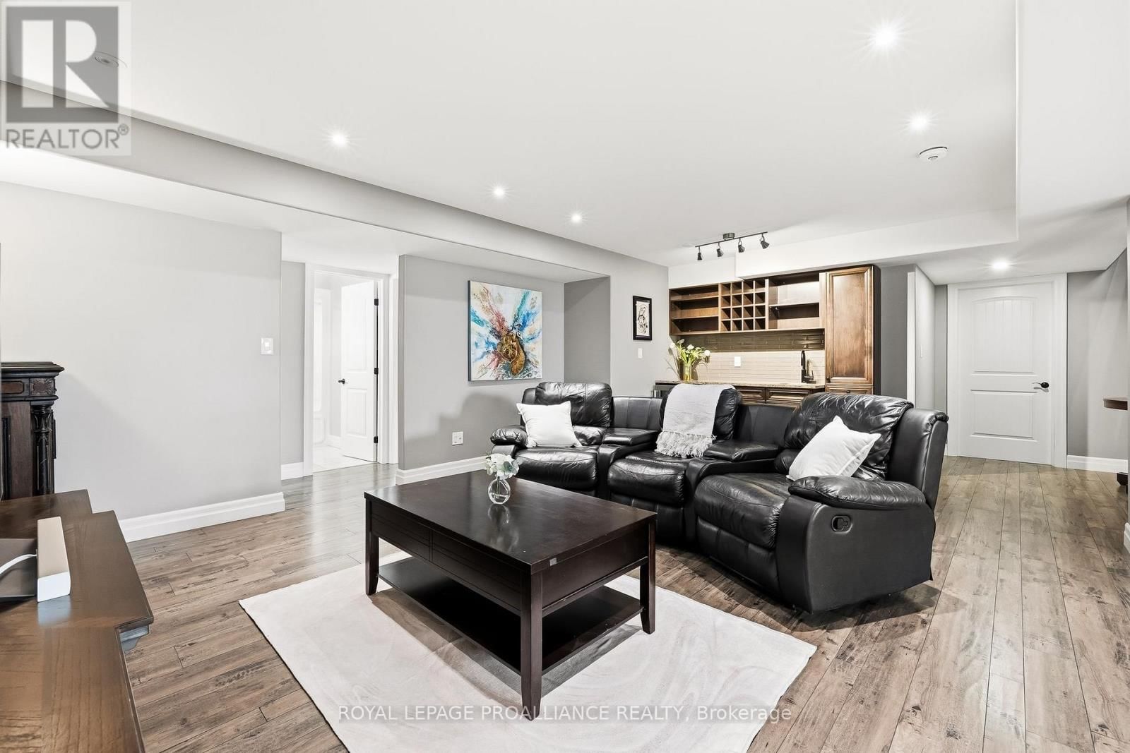 19 AUTUMN GROVE Image 35