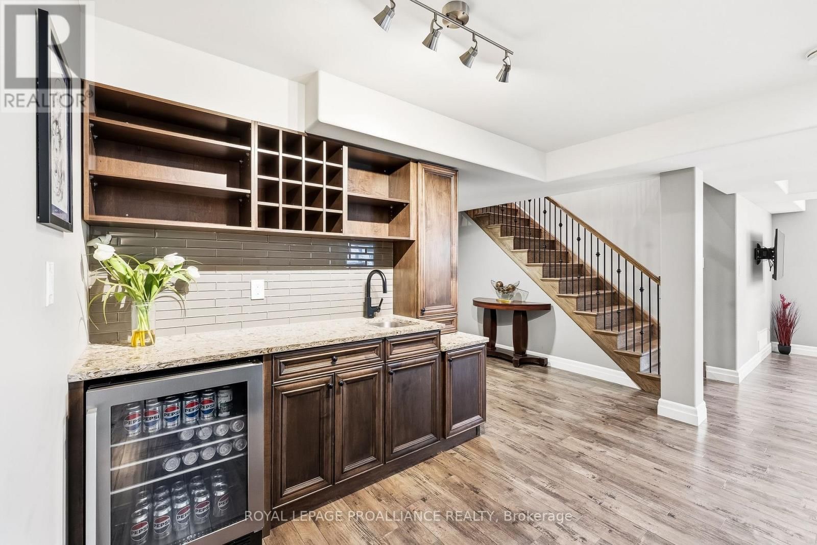 19 AUTUMN GROVE Image 36