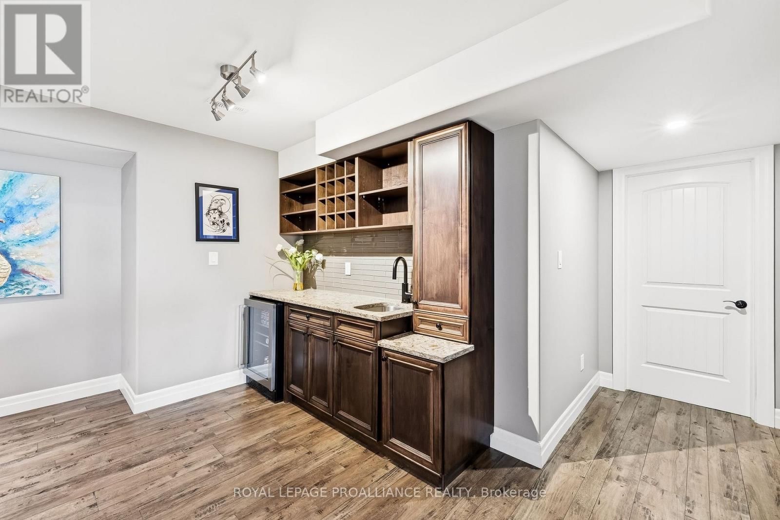 19 AUTUMN GROVE Image 37