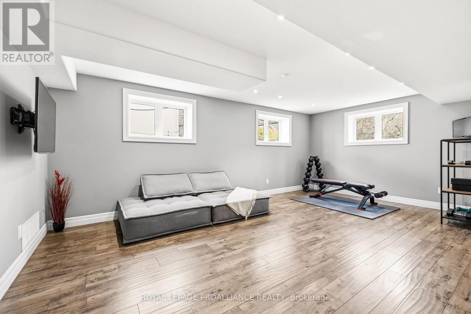 19 AUTUMN GROVE Image 38