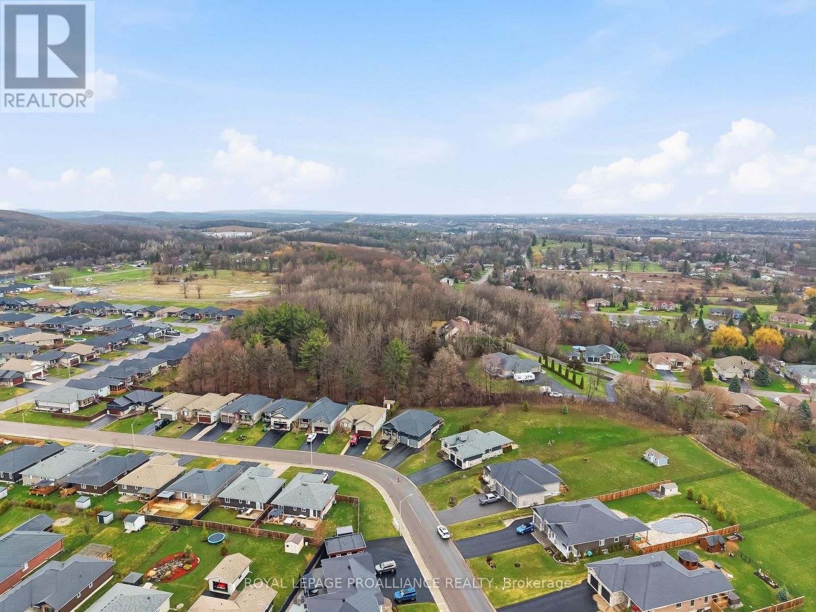 19 AUTUMN GROVE Image 4