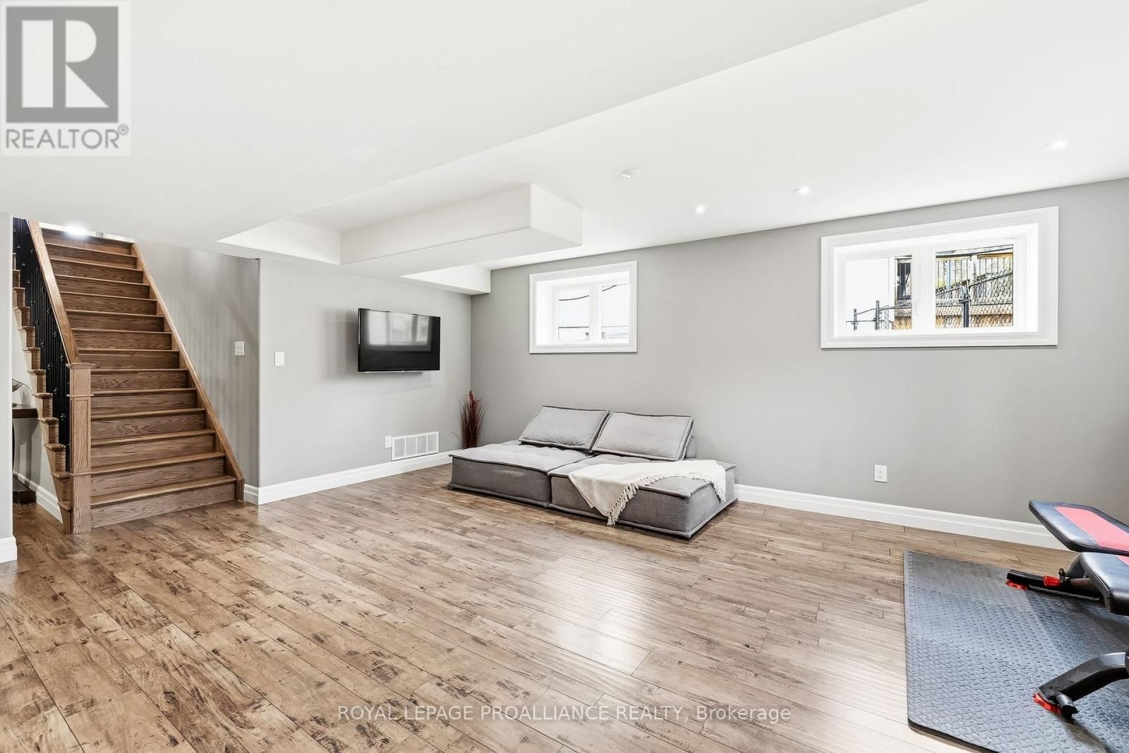 19 AUTUMN GROVE Image 40