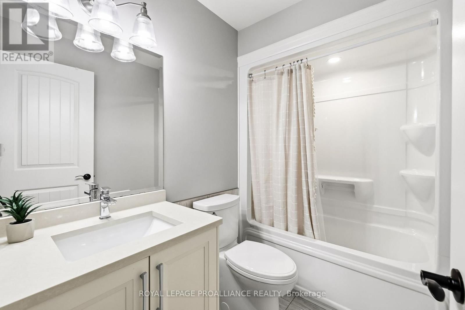 19 AUTUMN GROVE Image 43