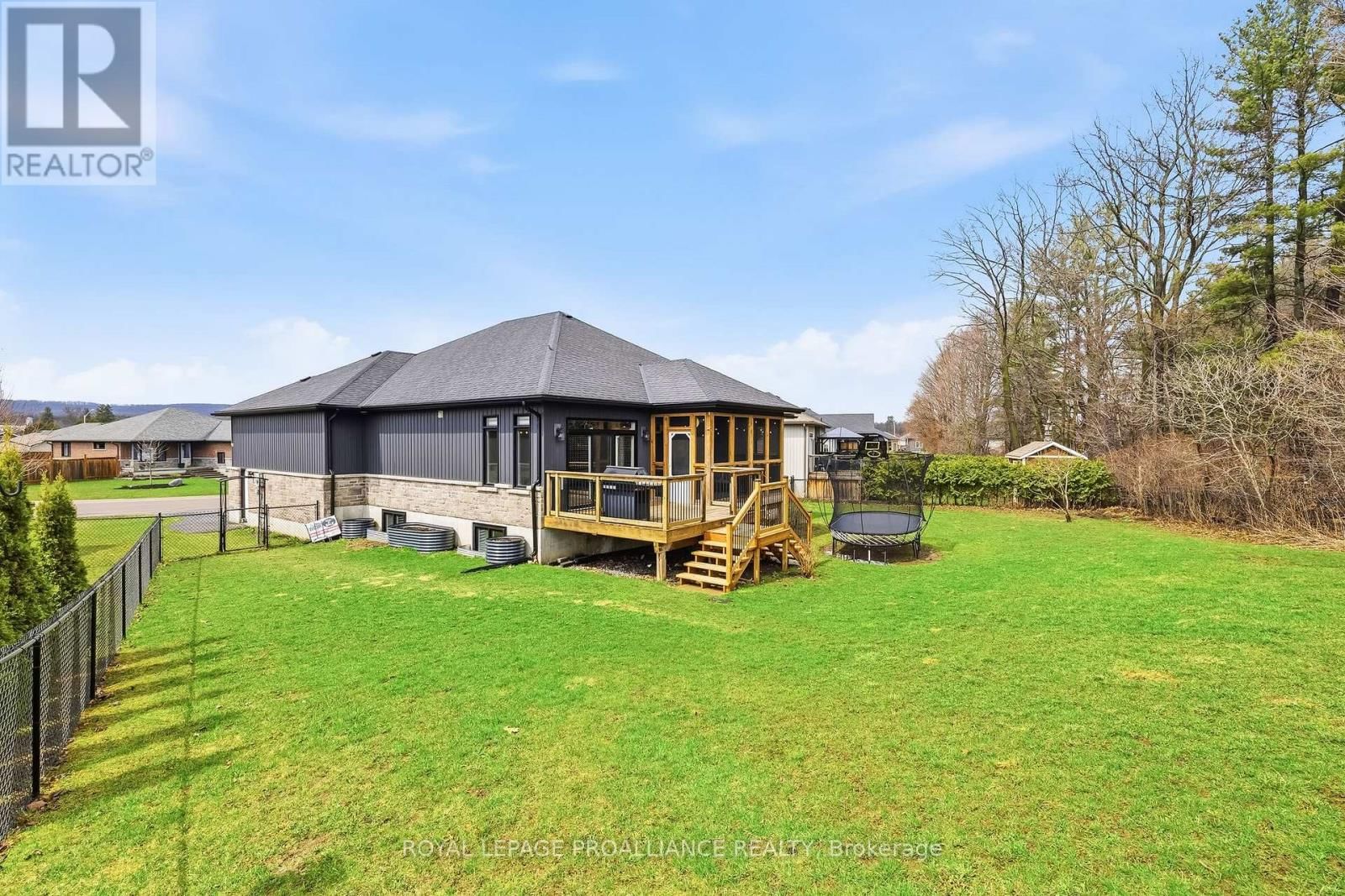 19 AUTUMN GROVE Image 45