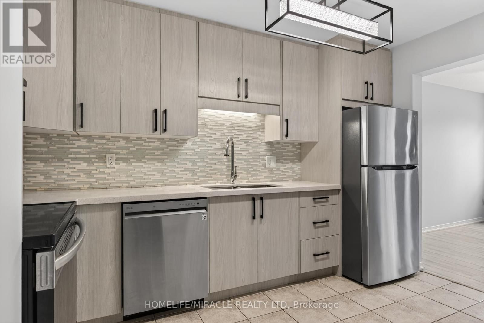 32 - 36 CHAMPLAIN CRESCENT Image 7