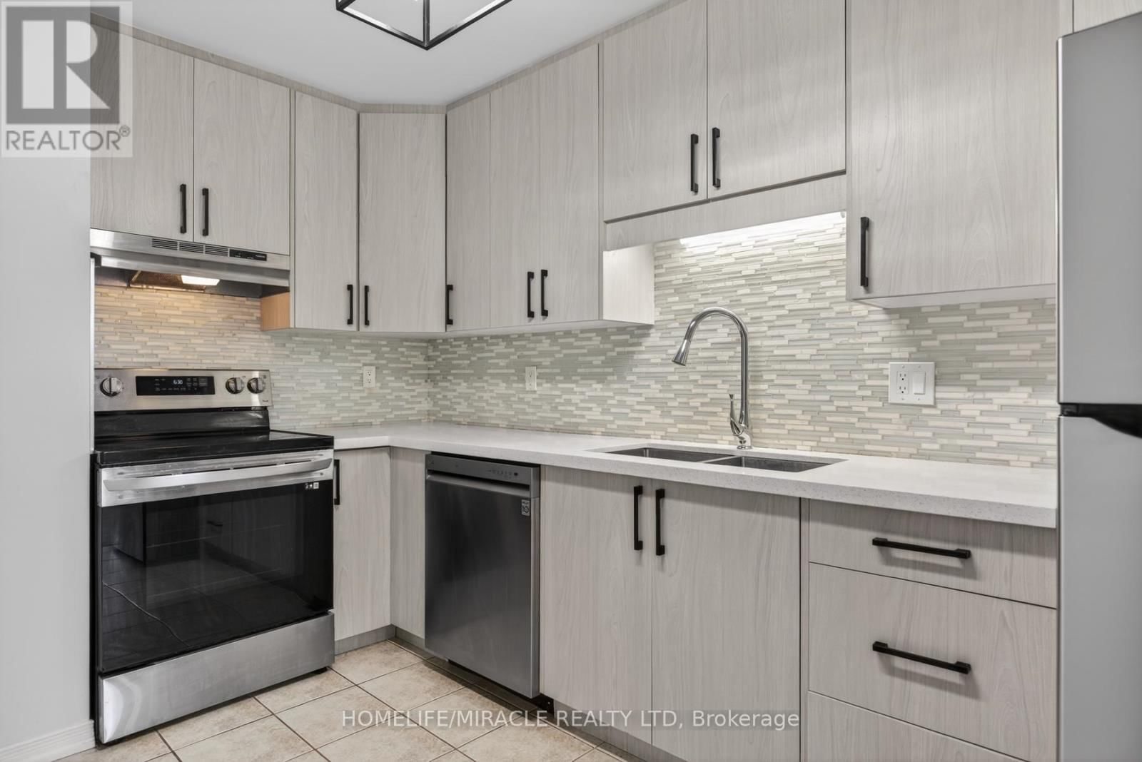 32 - 36 CHAMPLAIN CRESCENT Image 8