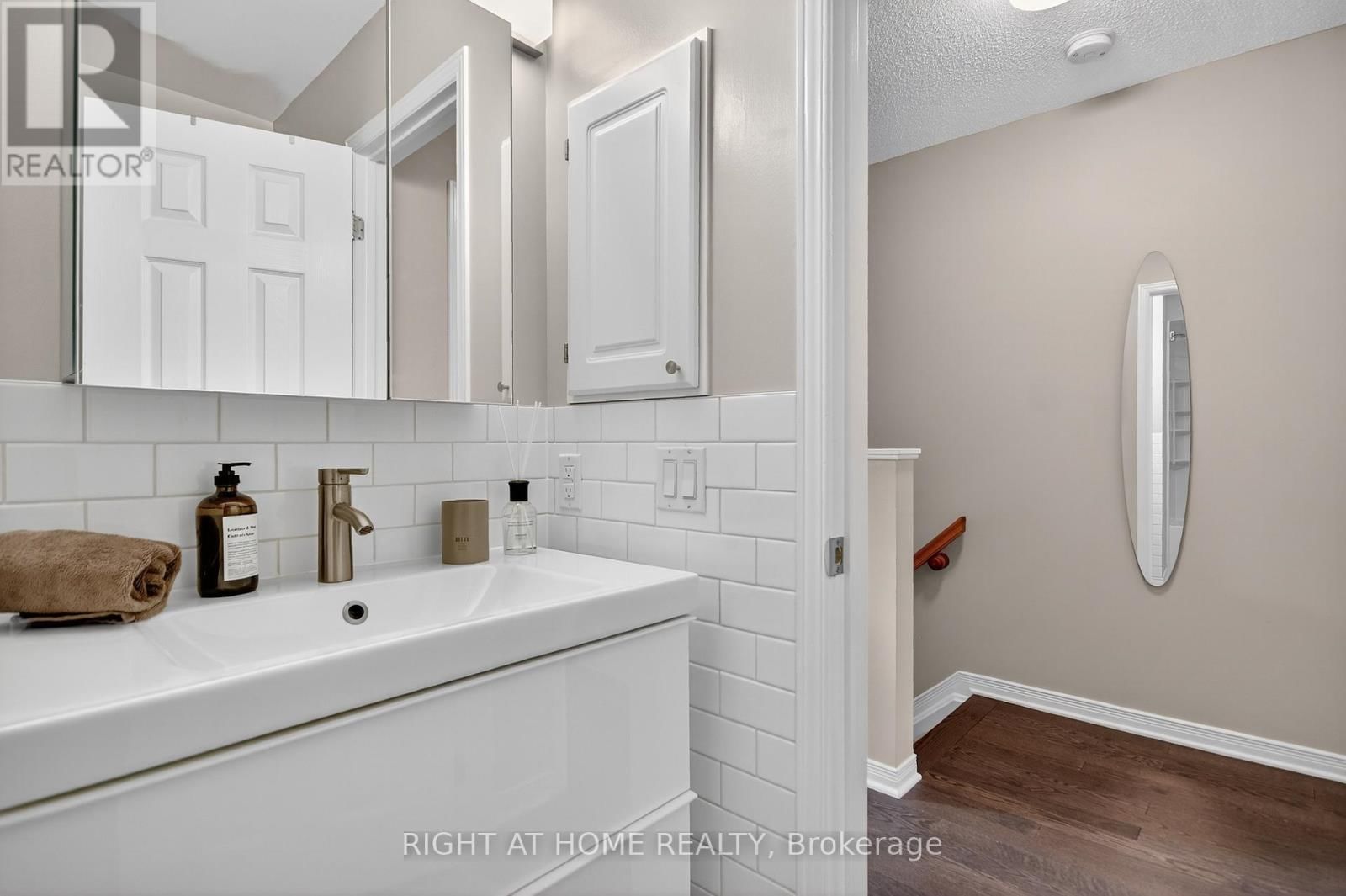 24 MANHATTAN CRESCENT Image 20