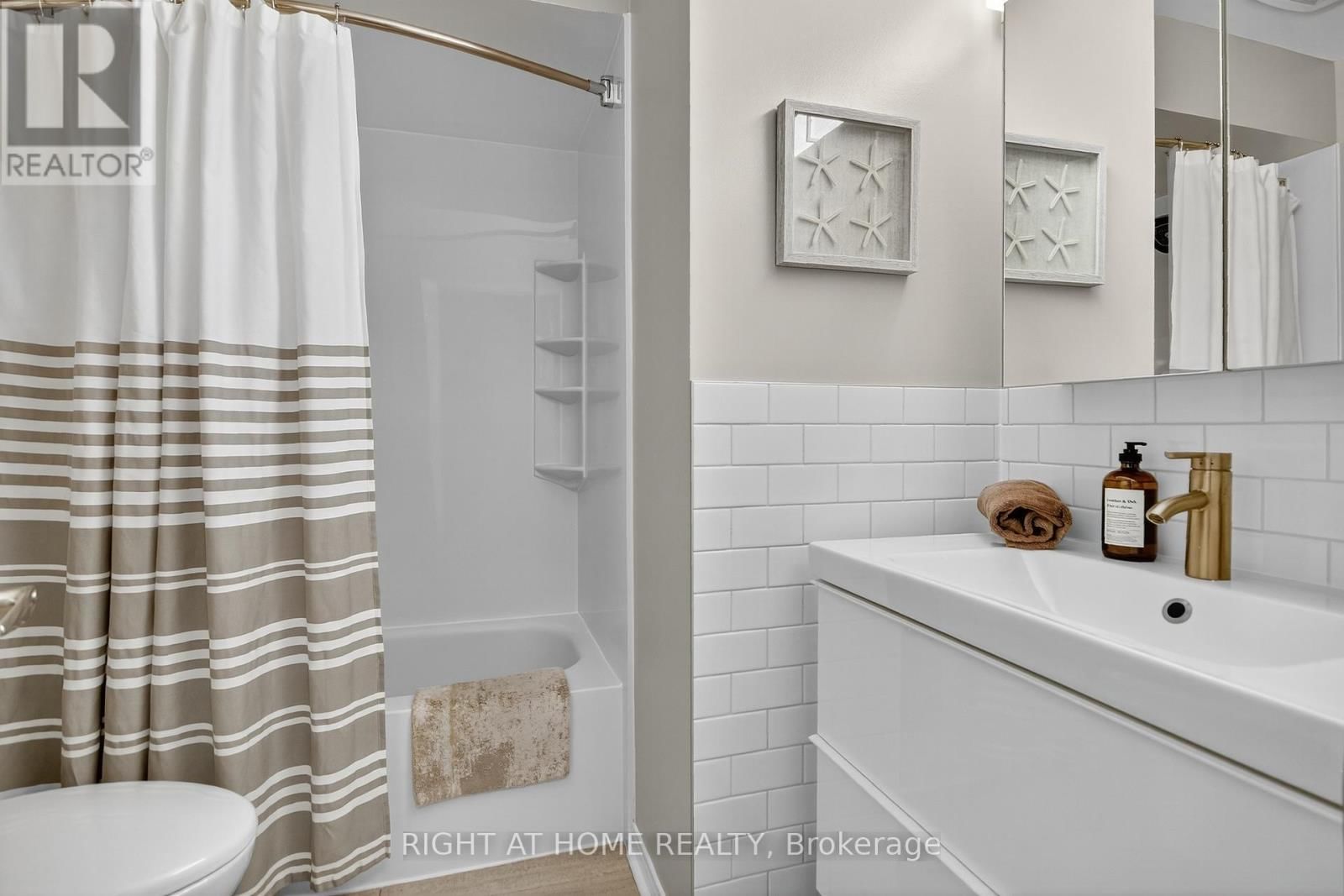 24 MANHATTAN CRESCENT Image 21