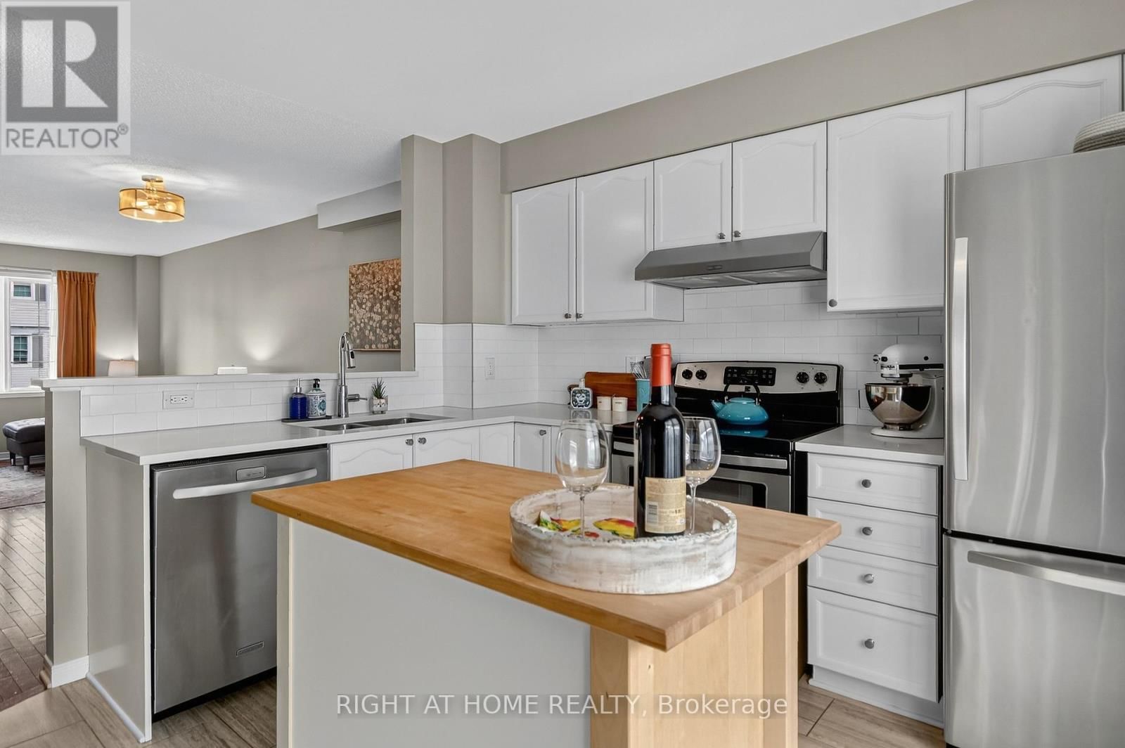 24 MANHATTAN CRESCENT Image 9