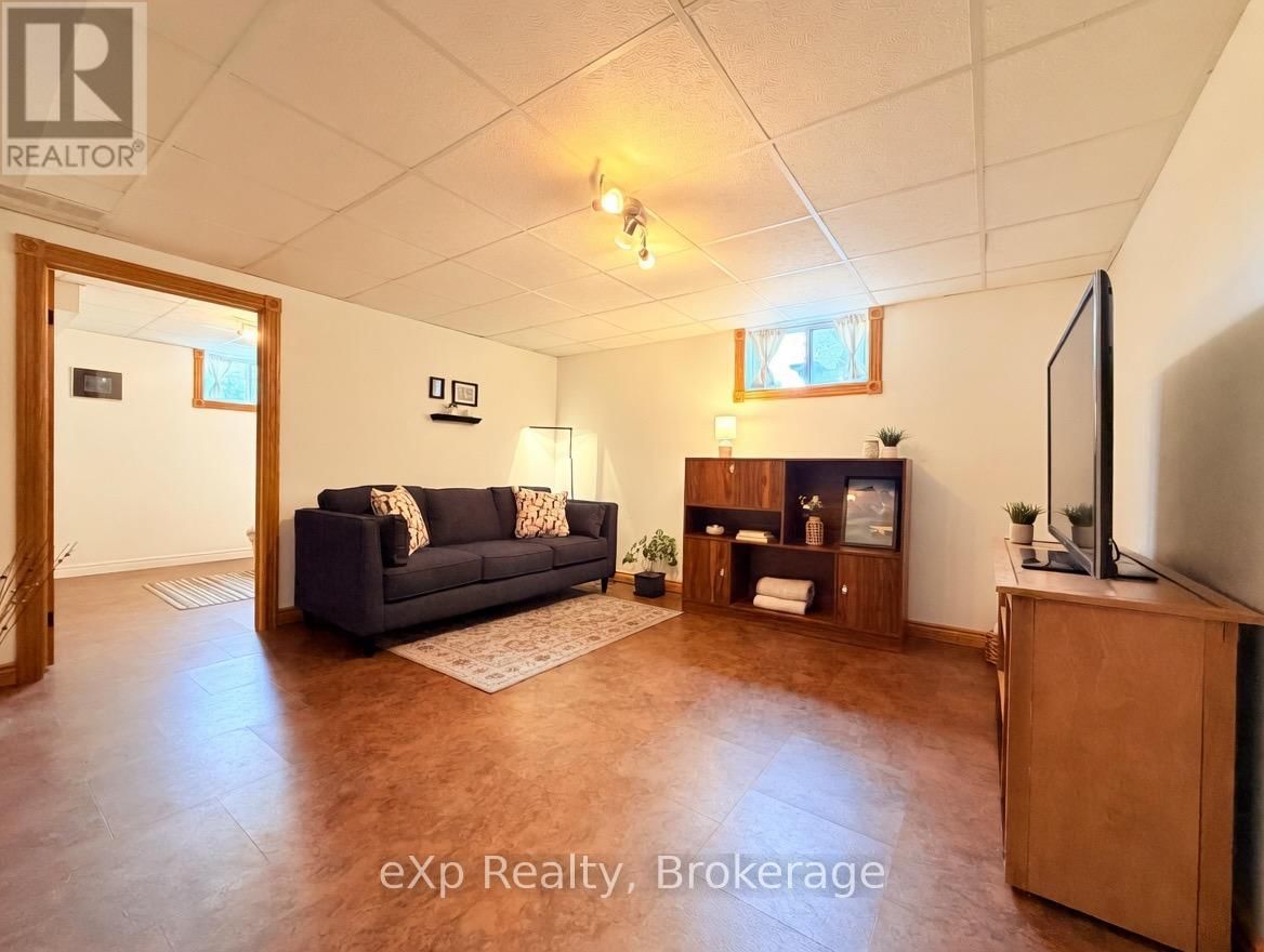 705 VICTORIA ROAD Image 17