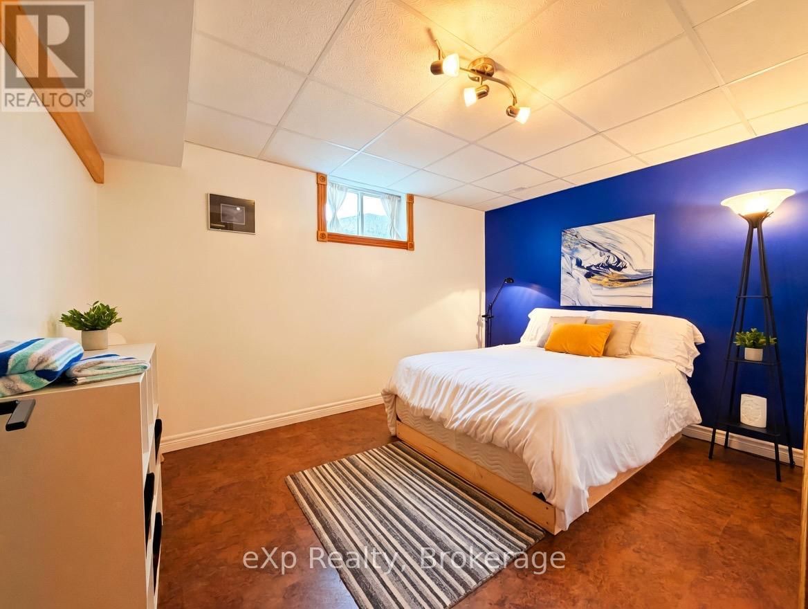 705 VICTORIA ROAD Image 18