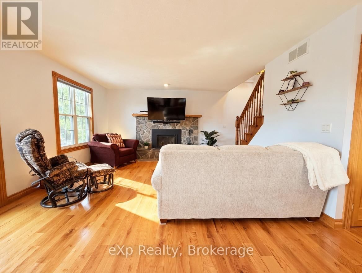 705 VICTORIA ROAD Image 8