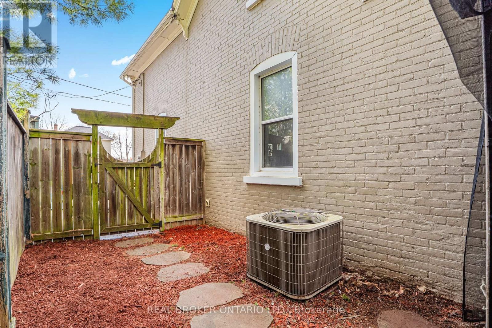 82 BOND STREET Image 11