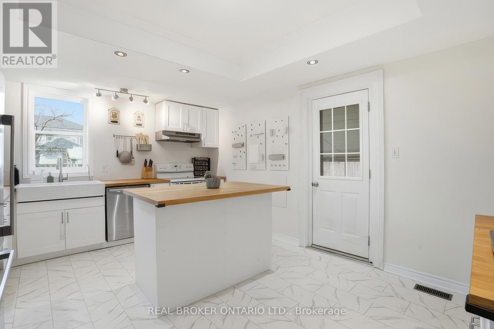 82 BOND STREET Image 17