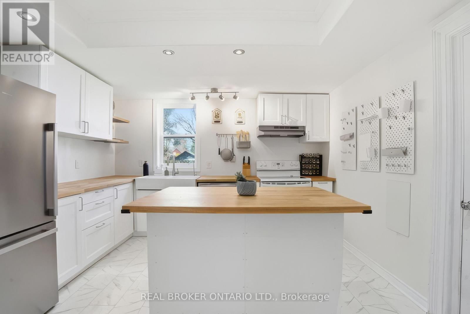 82 BOND STREET Image 18