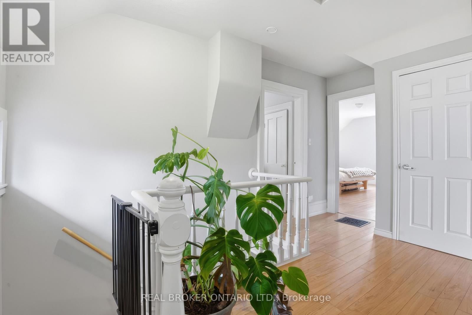 82 BOND STREET Image 24