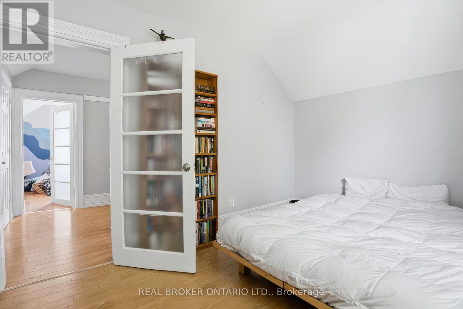 82 BOND STREET Image 25