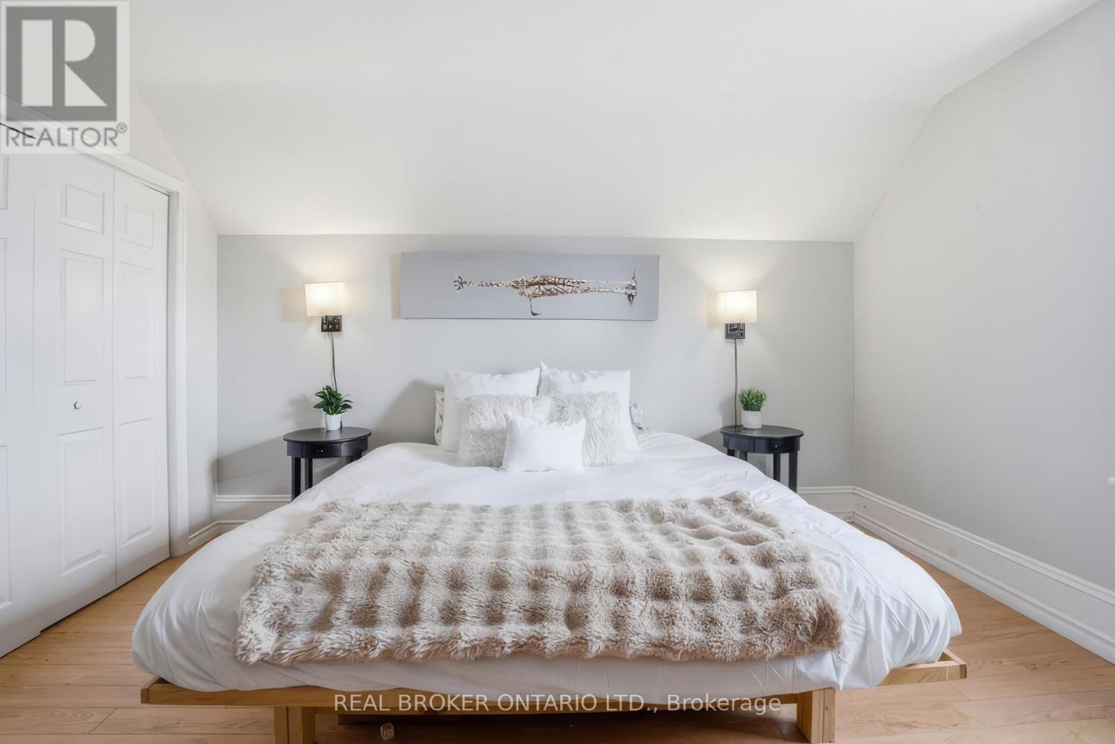 82 BOND STREET Image 28