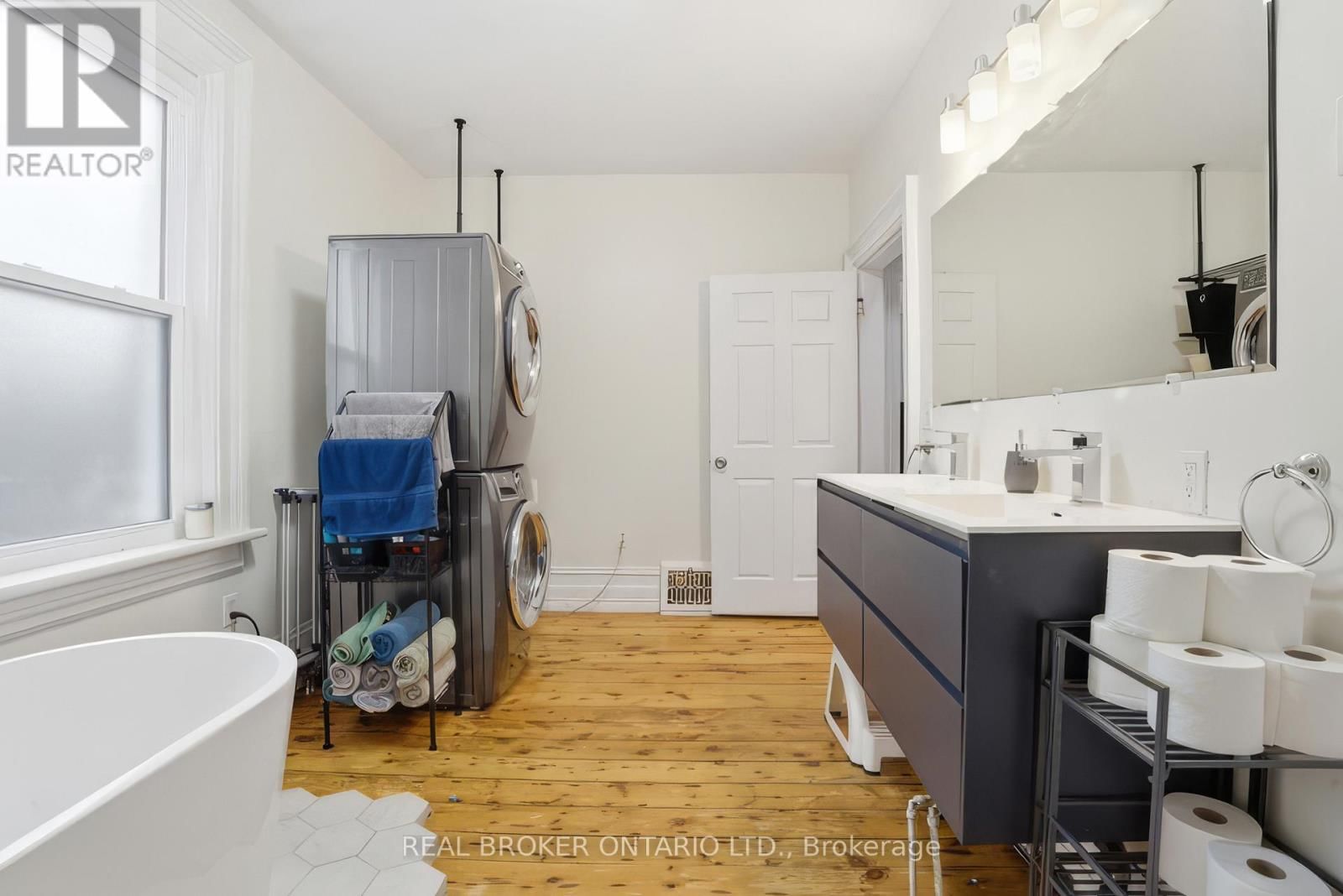 82 BOND STREET Image 31