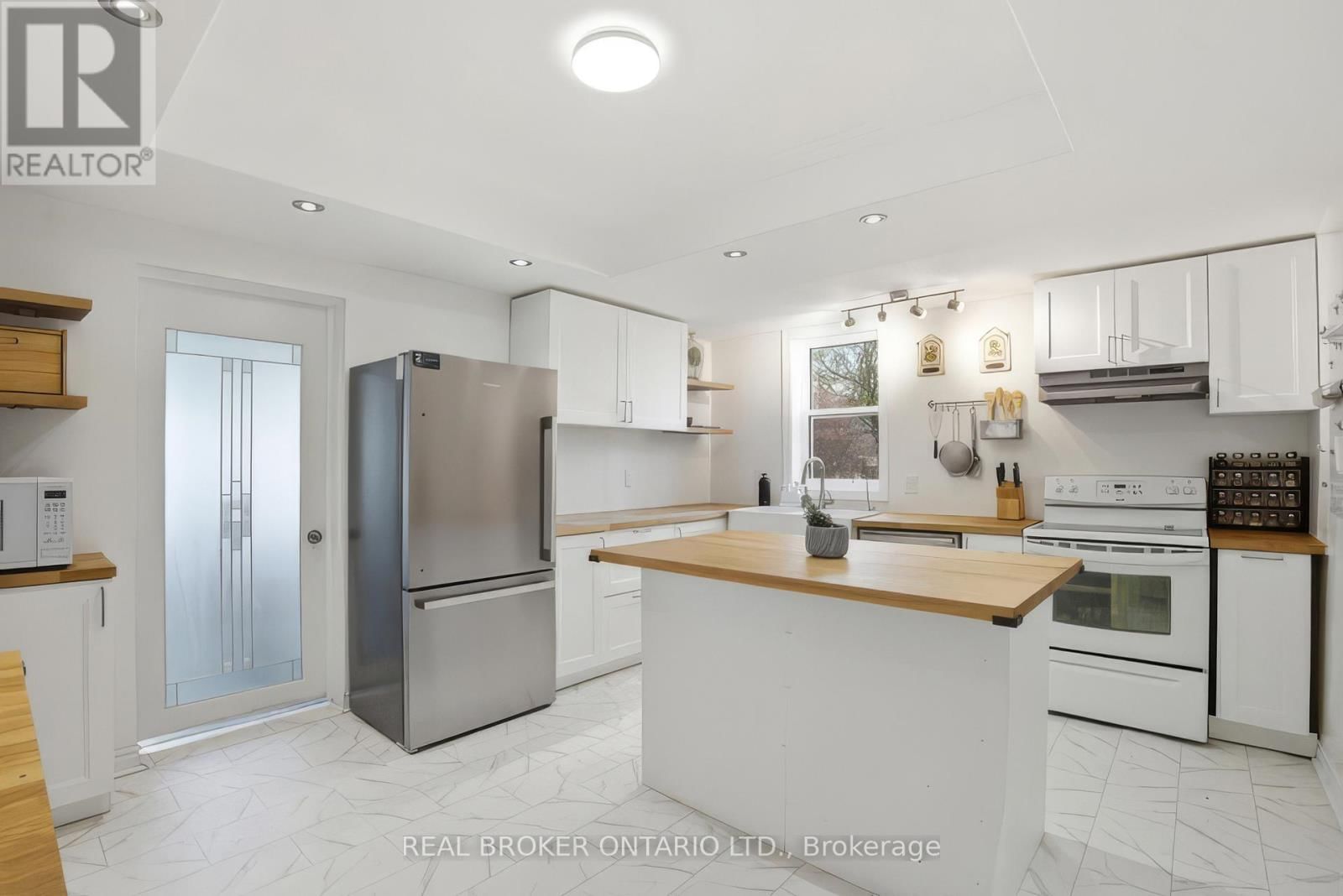 82 BOND STREET Image 7