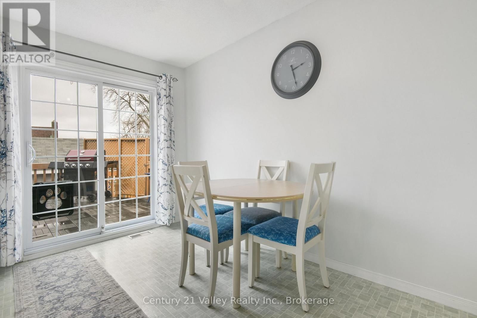 99 QUEEN STREET NORTH Image 13