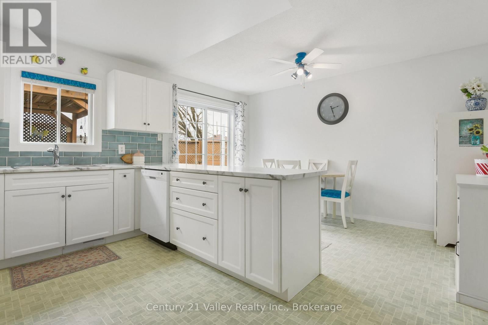 99 QUEEN STREET NORTH Image 14