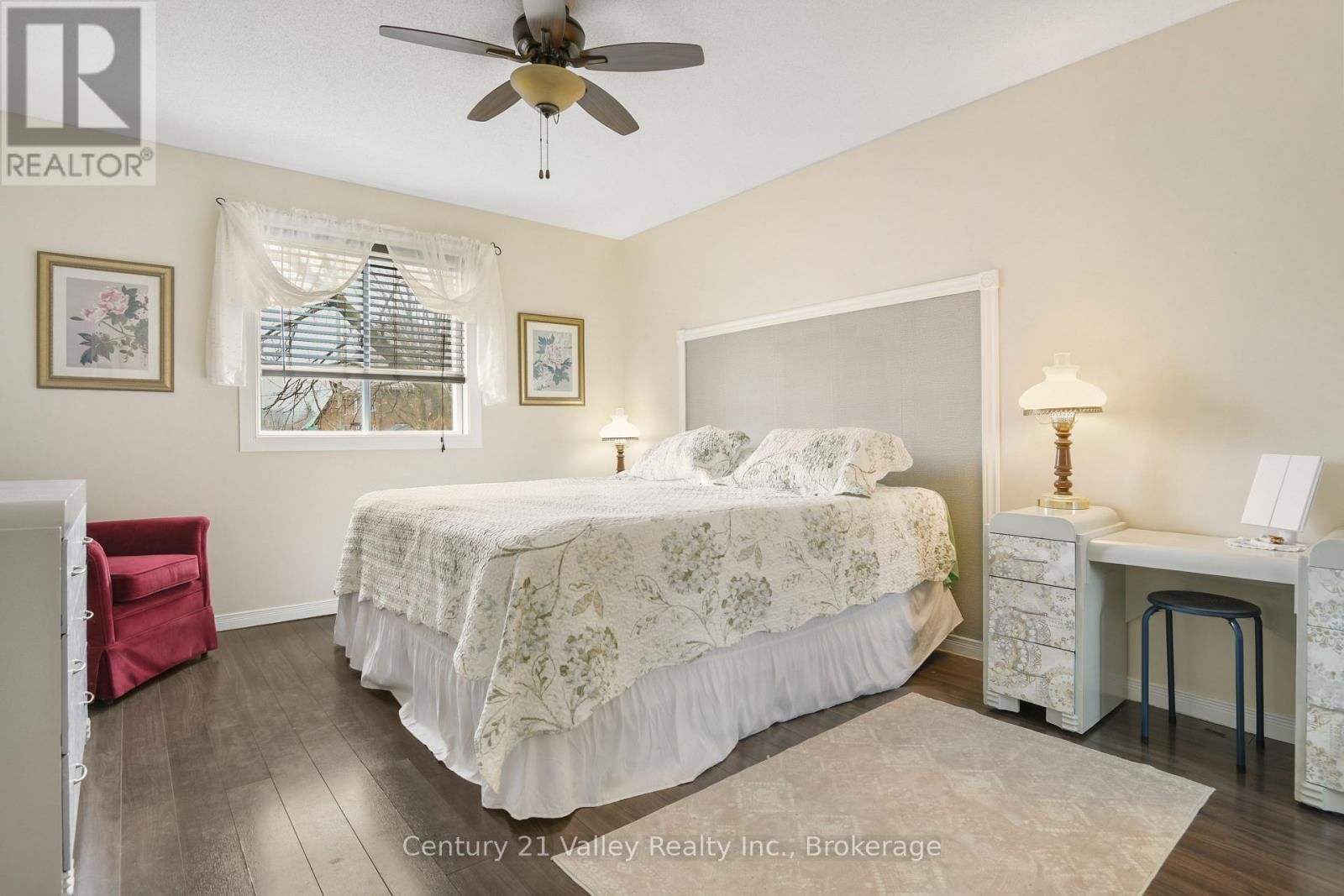 99 QUEEN STREET NORTH Image 16