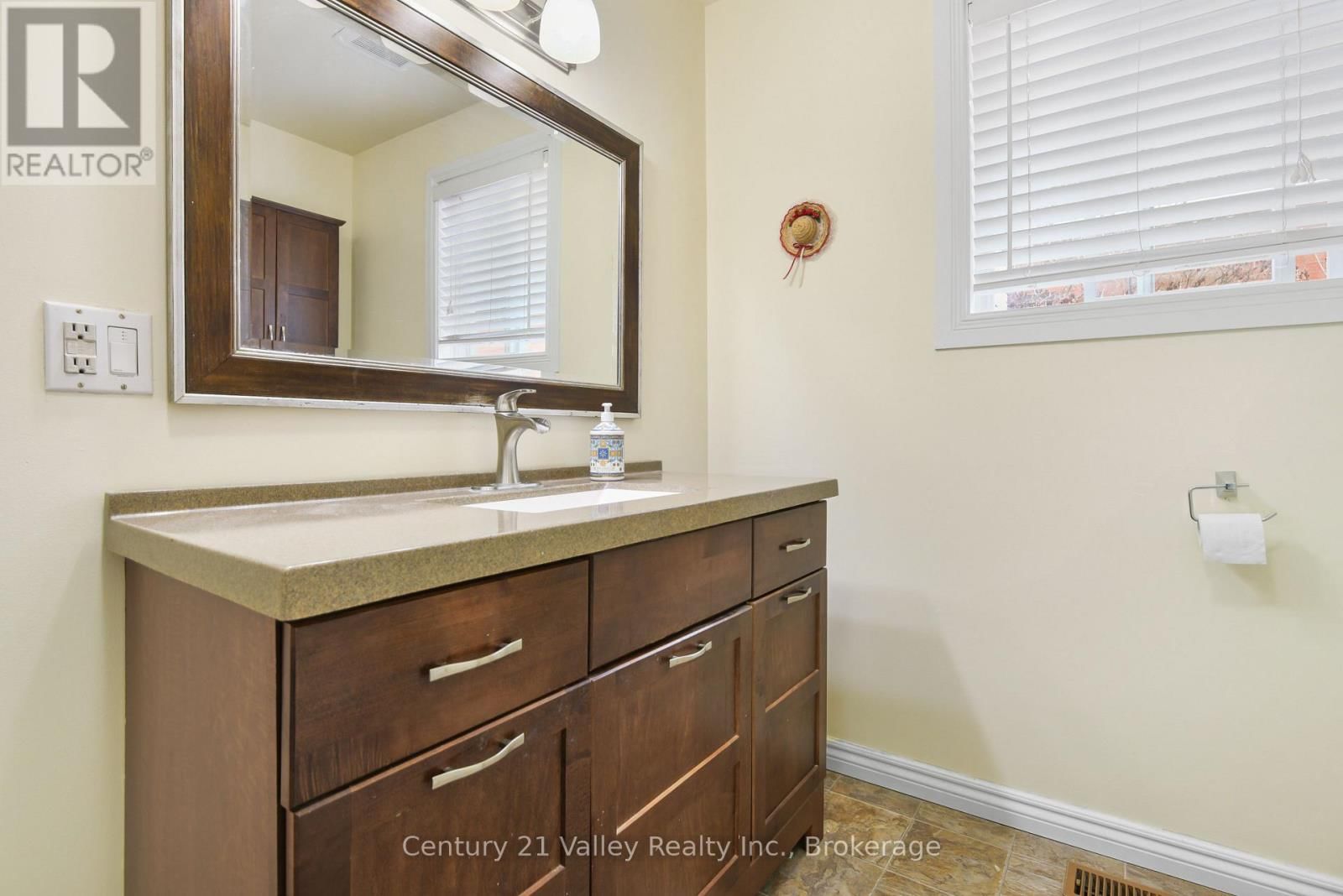 99 QUEEN STREET NORTH Image 21