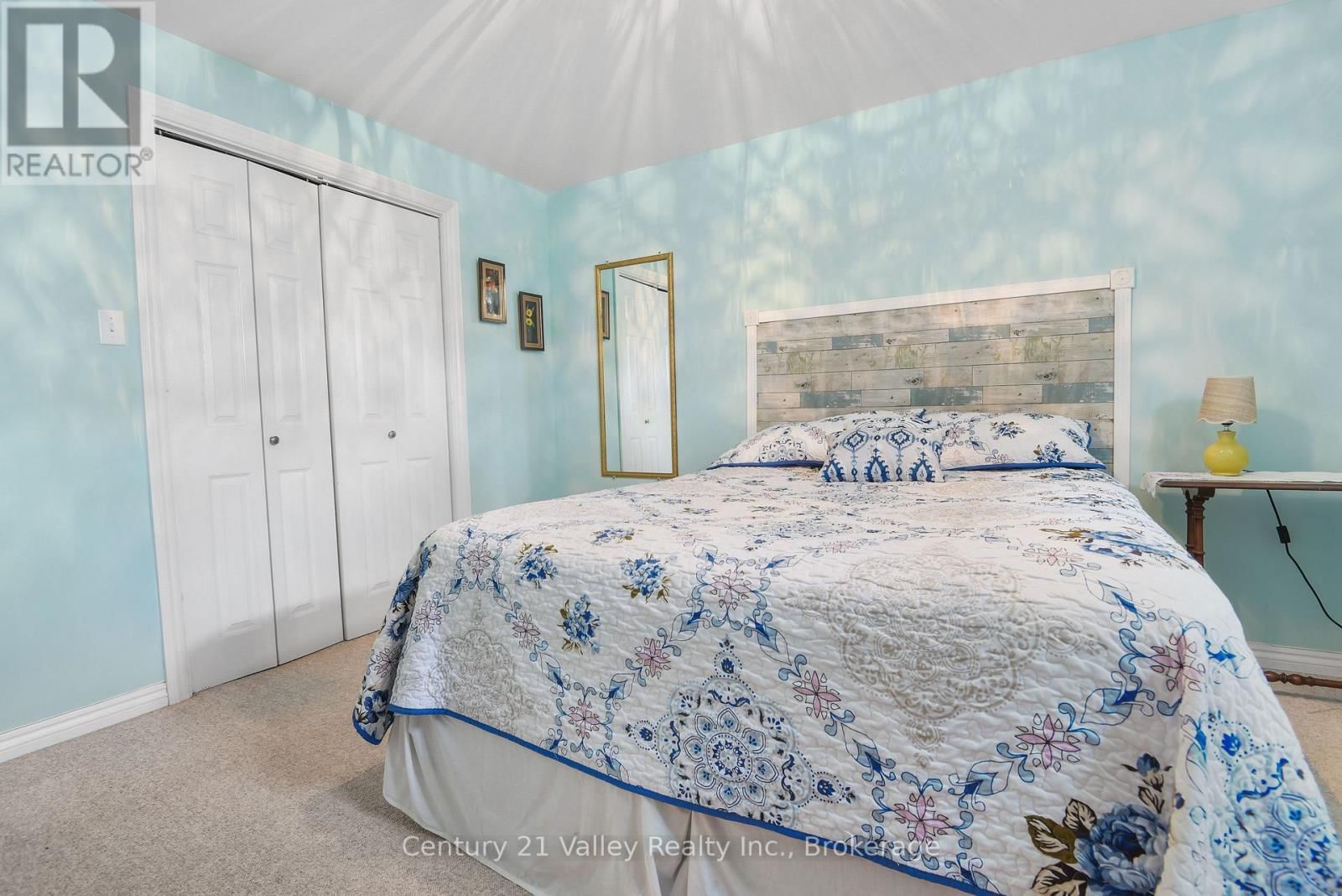 99 QUEEN STREET NORTH Image 27