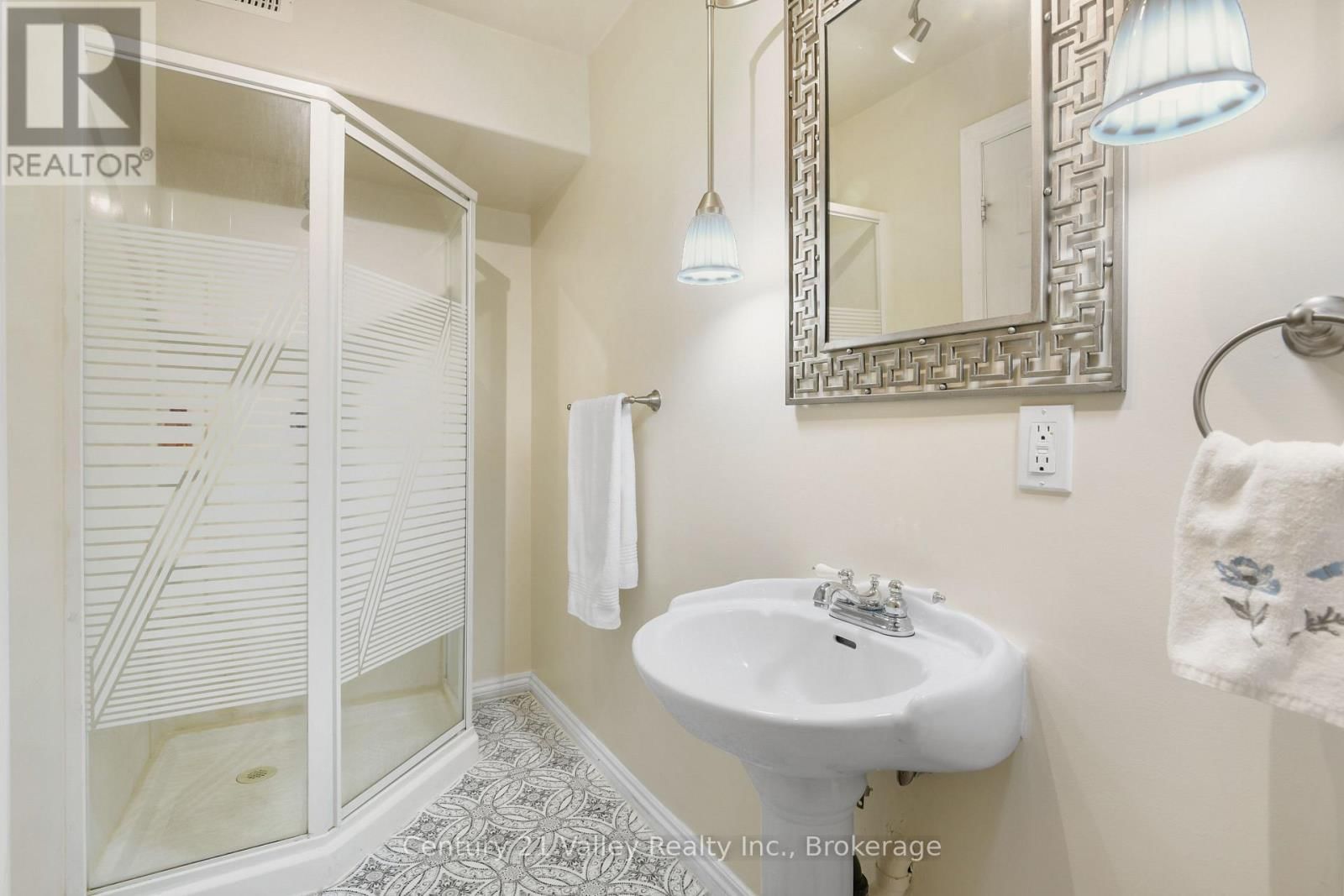 99 QUEEN STREET NORTH Image 28