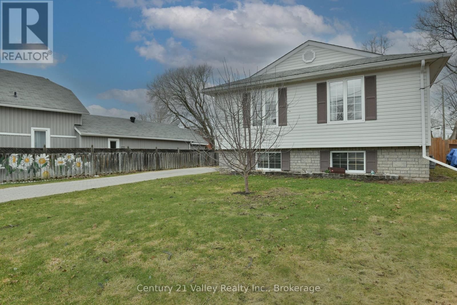 99 QUEEN STREET NORTH Image 3