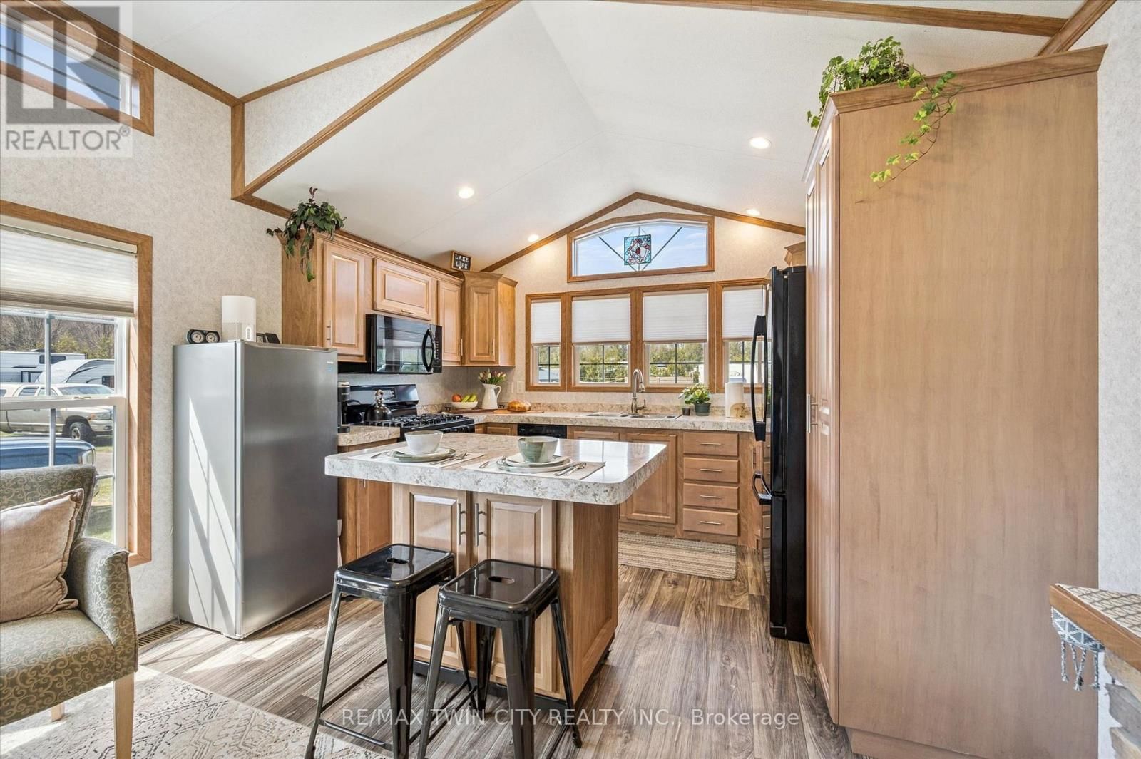 83 - 930 LAKESHORE ROAD Image 12