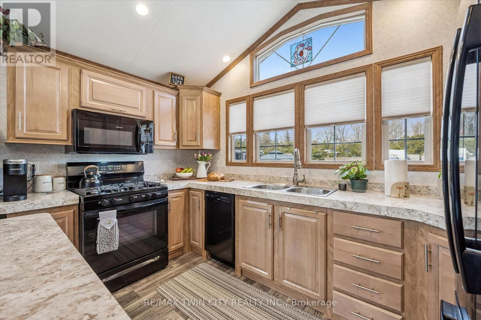 83 - 930 LAKESHORE ROAD Image 16