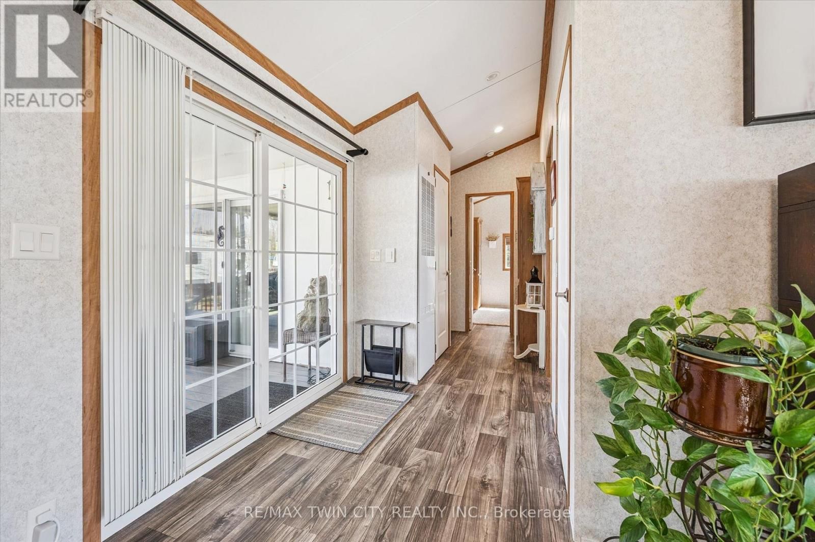 83 - 930 LAKESHORE ROAD Image 2