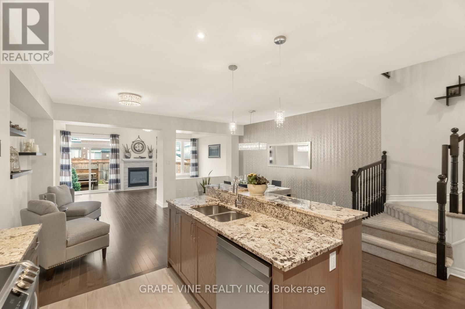 383 MEMORIAL GROVE Image 11