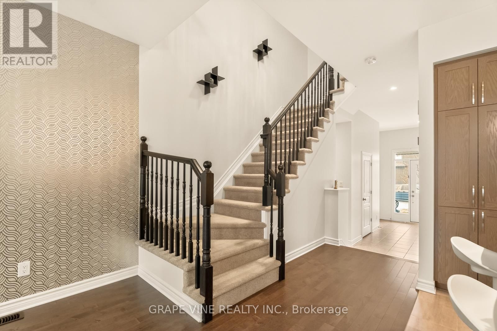 383 MEMORIAL GROVE Image 17