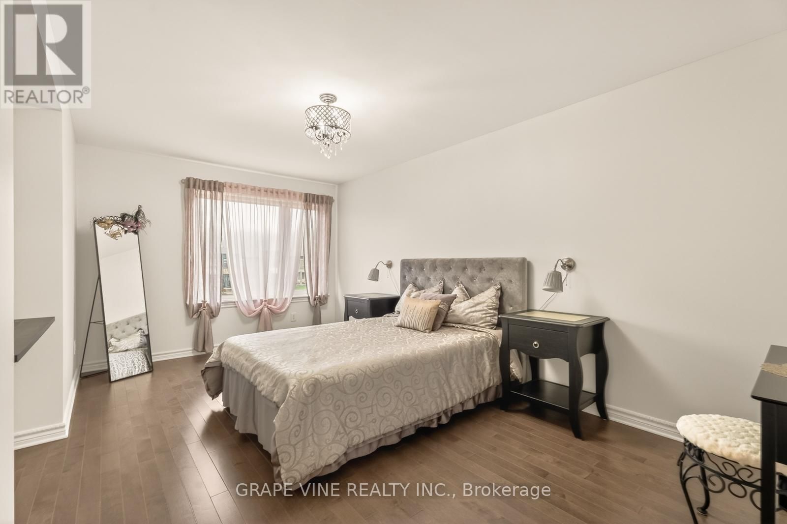 383 MEMORIAL GROVE Image 18