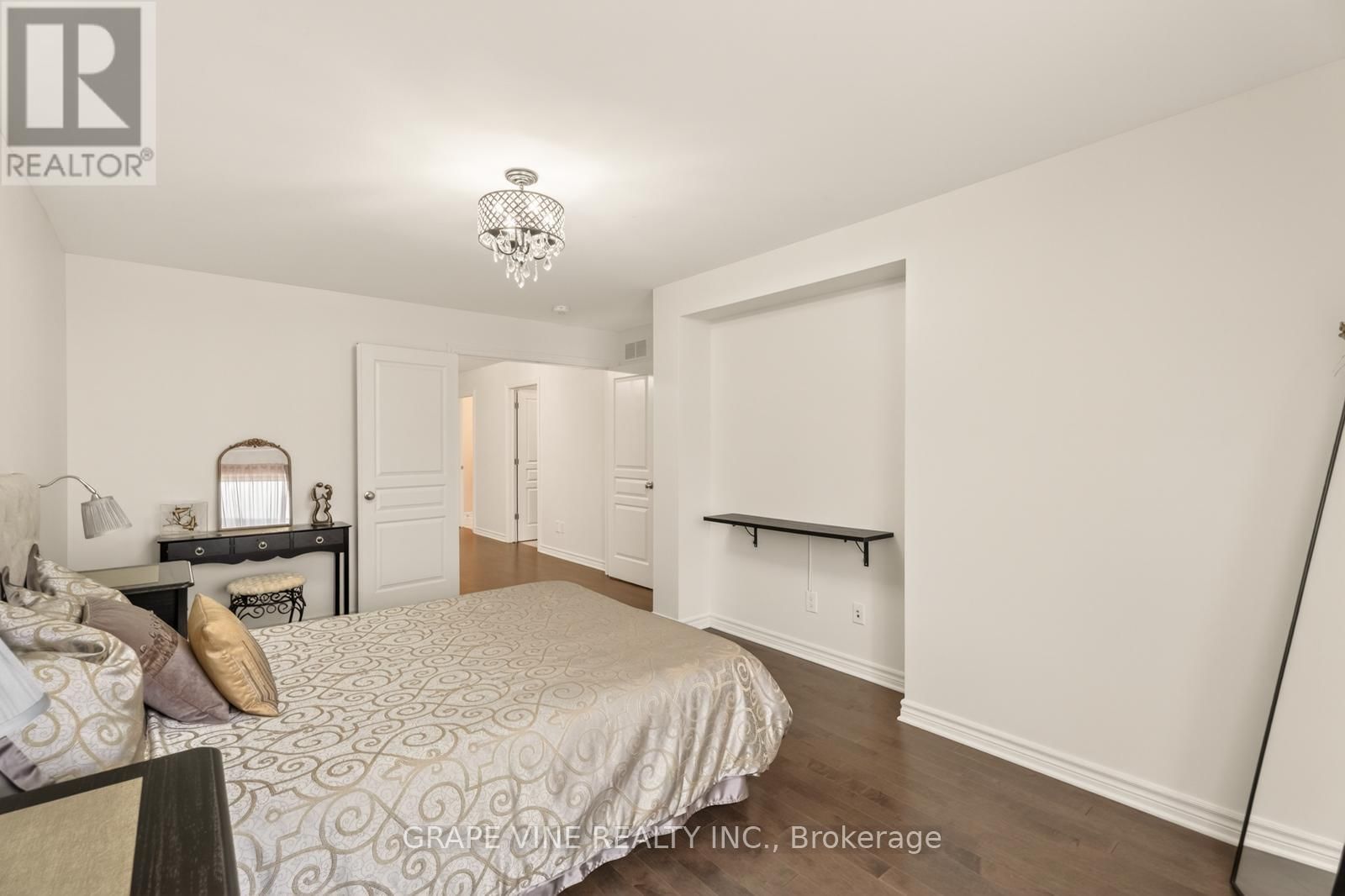 383 MEMORIAL GROVE Image 19