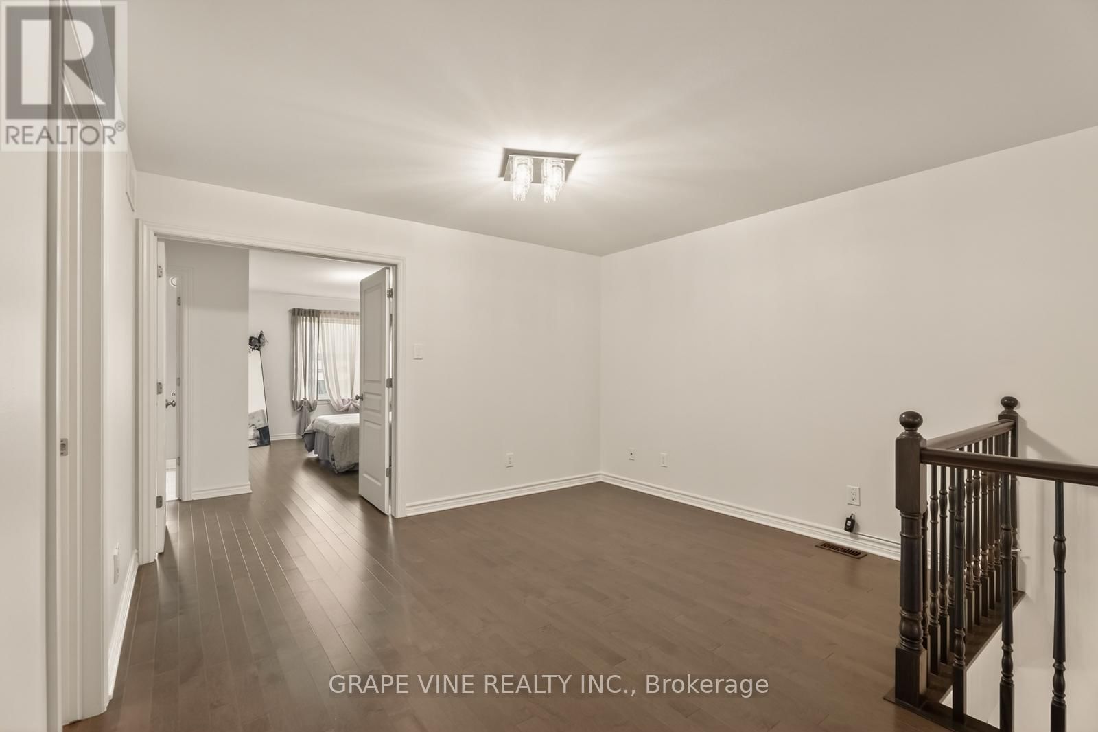 383 MEMORIAL GROVE Image 23